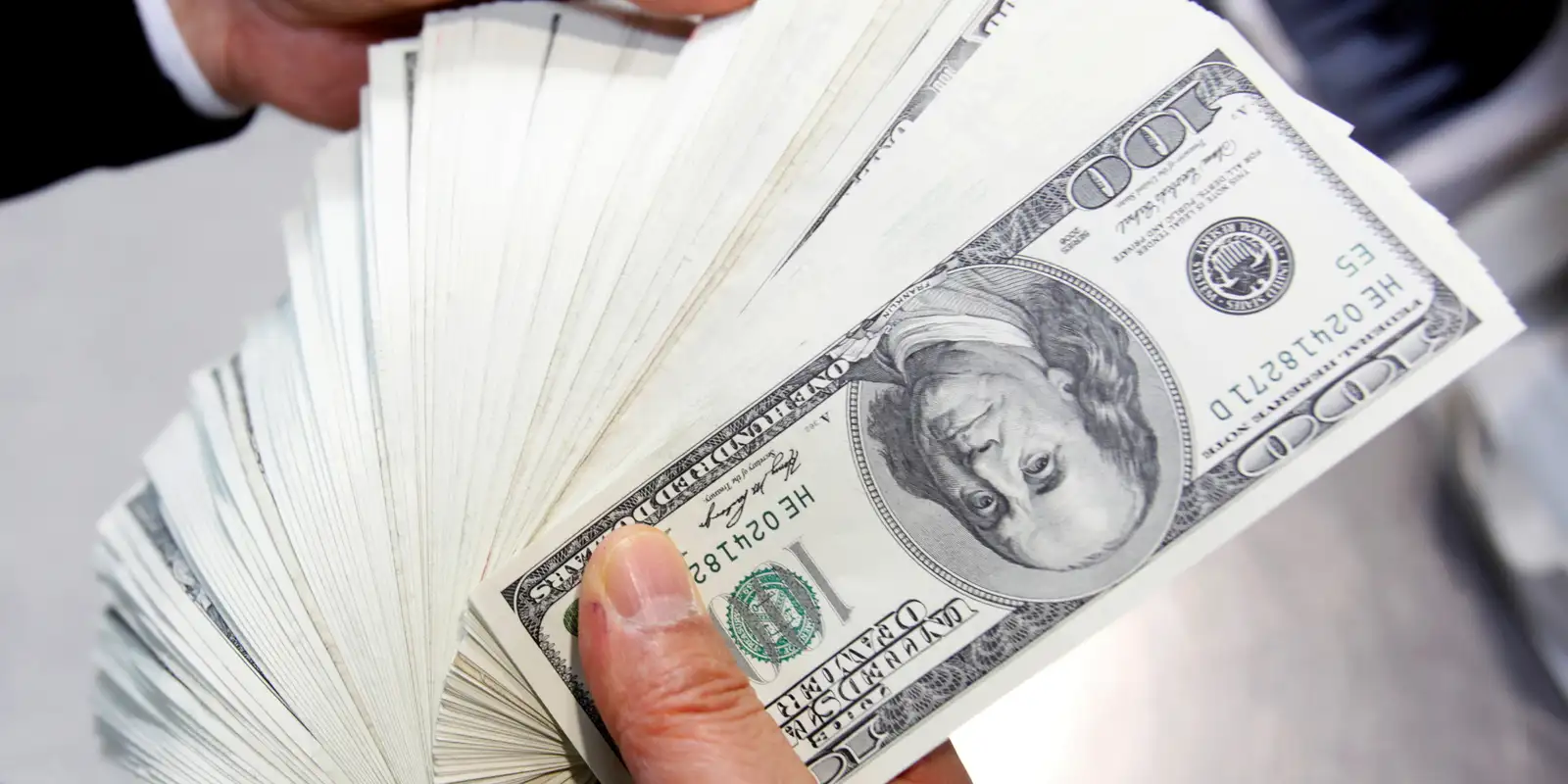 Dólar cai para R$ 5,57 e fecha no menor valor em 8 meses