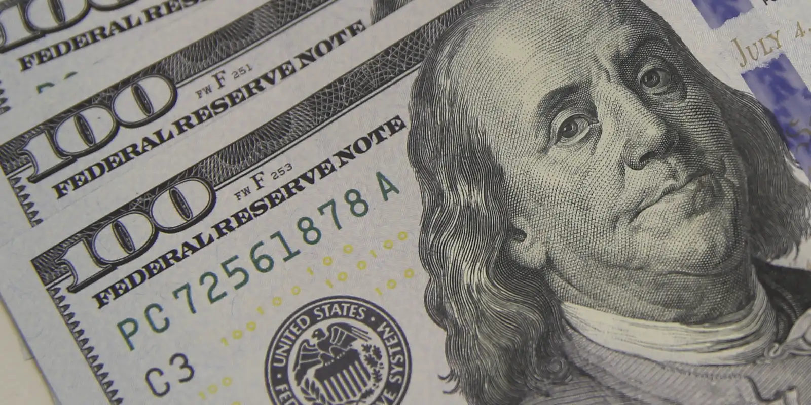 Dólar cai para R$ 5,56 à espera de pacote fiscal
