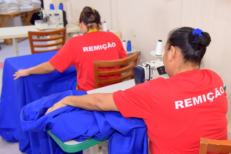 Reeducandas concluem curso de corte e costura e recebem certificados