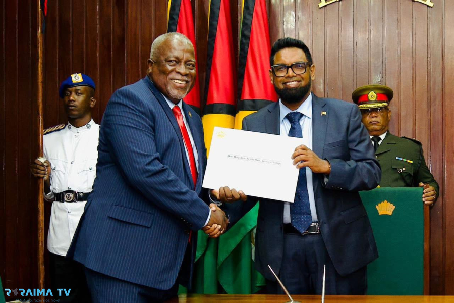 Presidente reeleito da Guiana confirma vice e primeiro-ministro