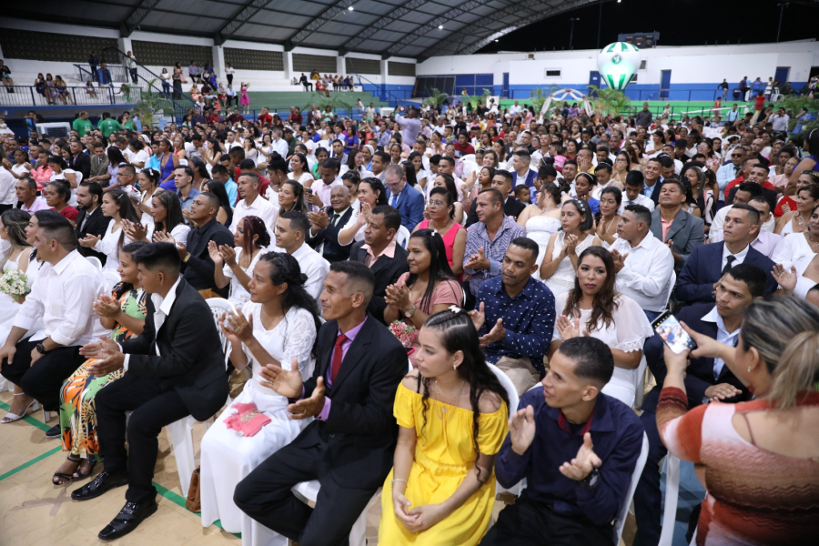 Casamento coletivo celebra união de 121 casais migrantes em Boa Vista