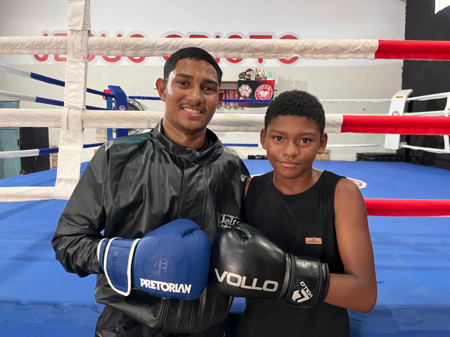 Irmãos macuxis Leon Roque e Vitor Berillo duelam contra amazonenses no 6° Open AJE de Boxe, em Manaus