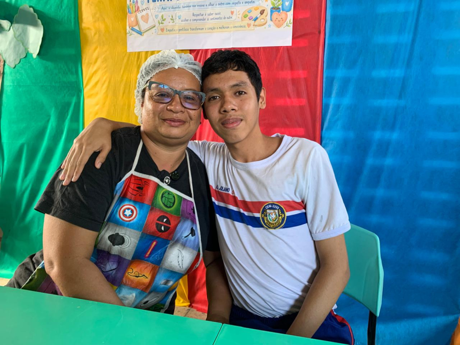 NA ESCOLA E NA VIDA  Mães servidoras da rede estadual educam dentro e fora da sala de aula     Servidoras da rede estadual trabalham na mesma escola em que filhos estudam e unem papéis de mães e profissionais     Na rede estadual de ensino de Roraima, 