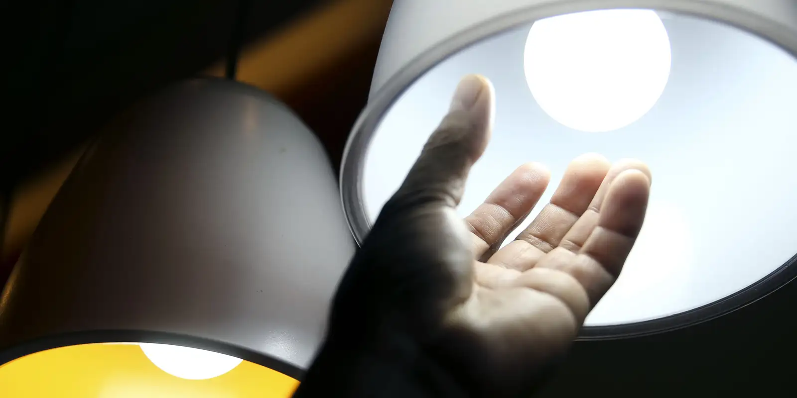 Bandeira tarifária das contas de luz segue amarela em julho