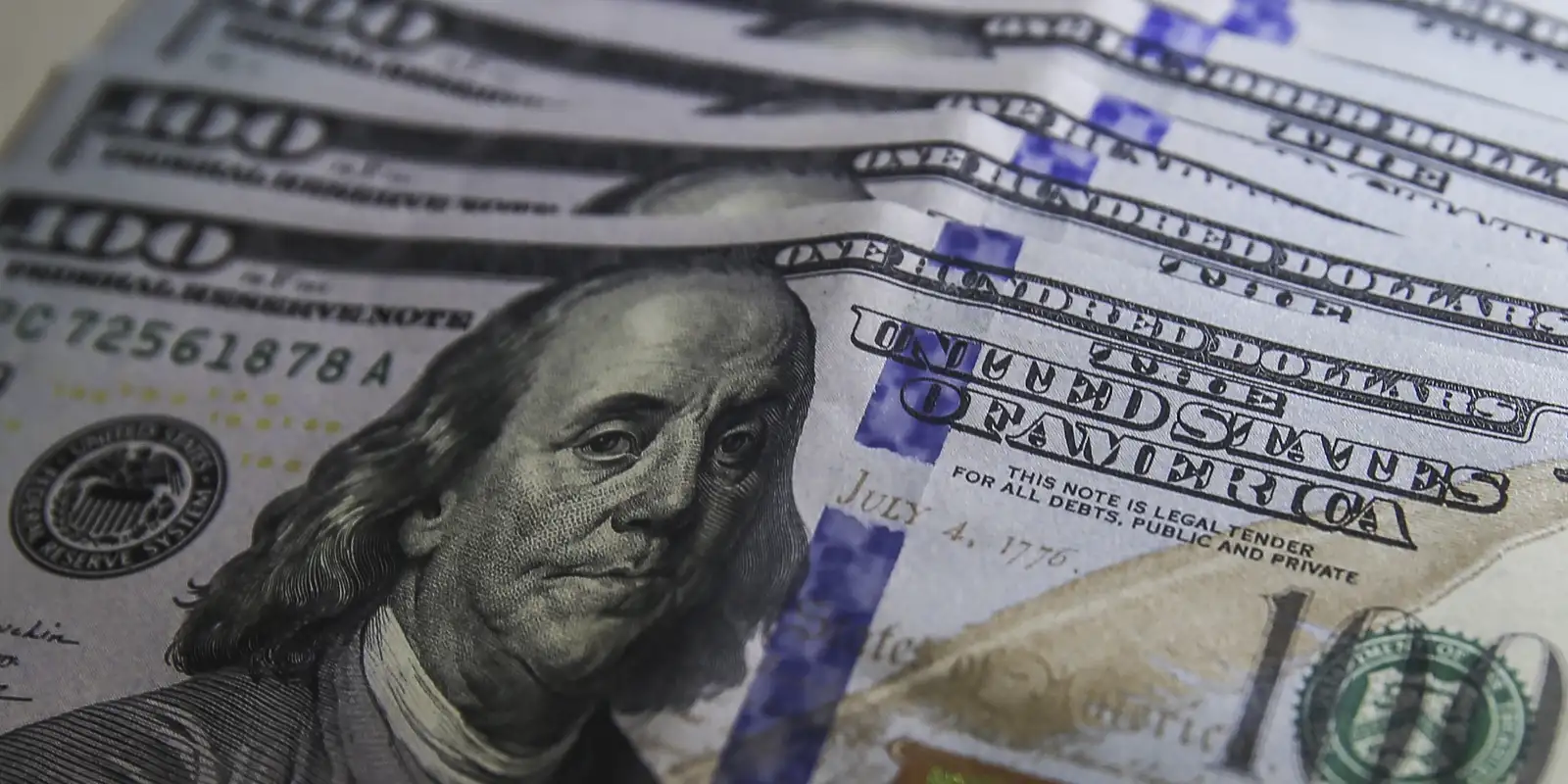 Dólar cai para R$ 5,01 com exterior e expectativa eleitoral no Brasil