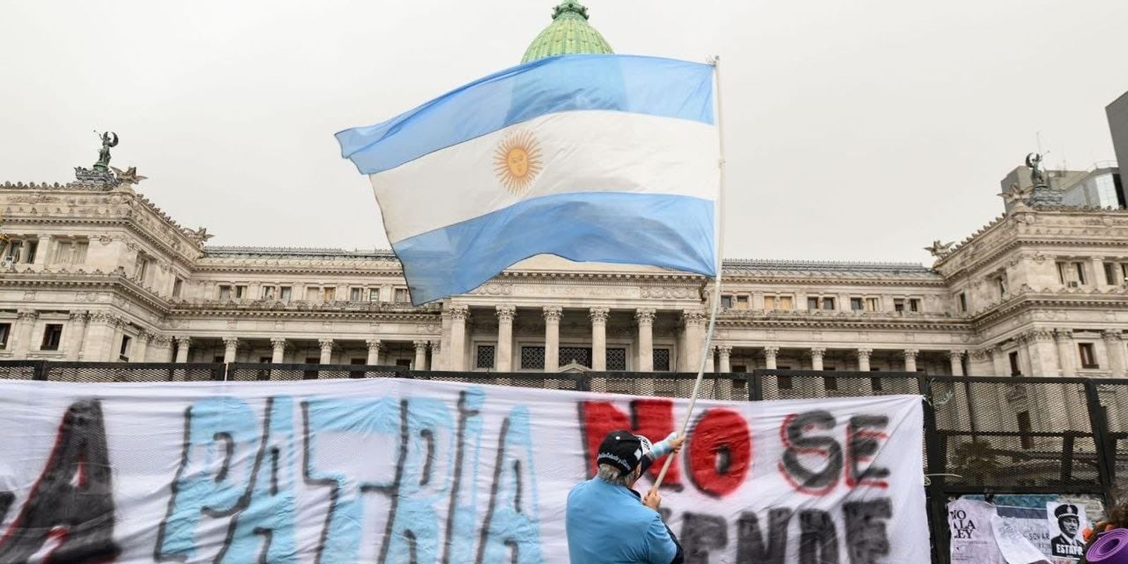 Milei lança plano para demitir 21 mil servidores na Argentina